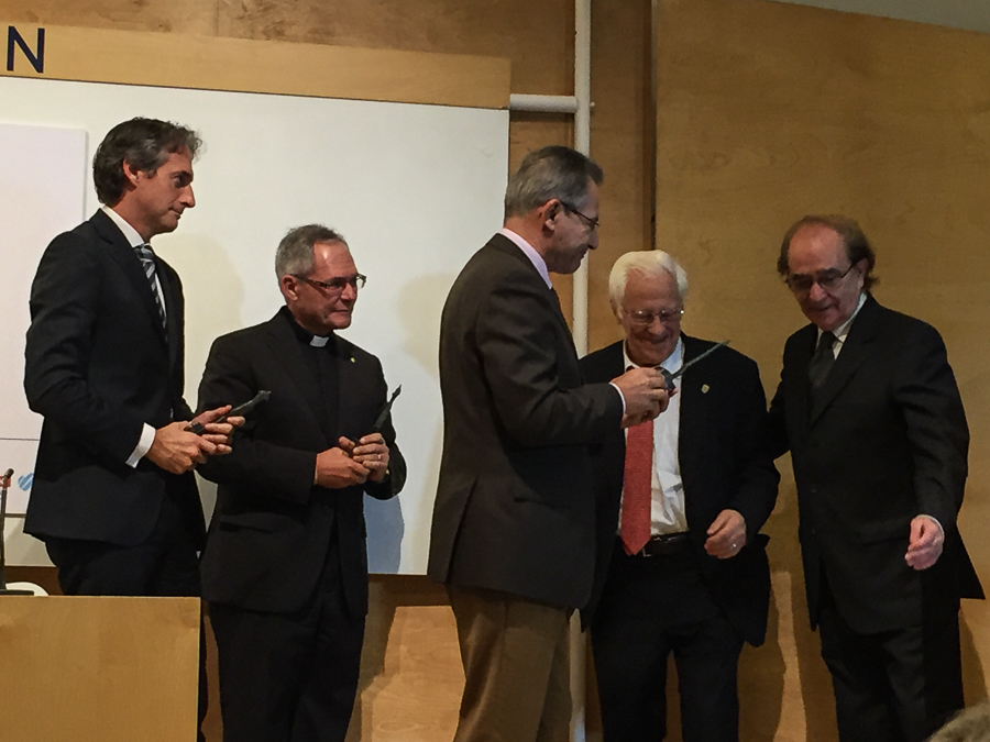 Javier Senent, Presidente de la Fundación Tecsos recibiendo el premio.