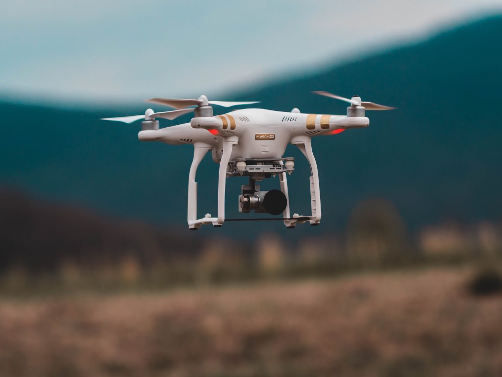 Dron sobrevolando campo