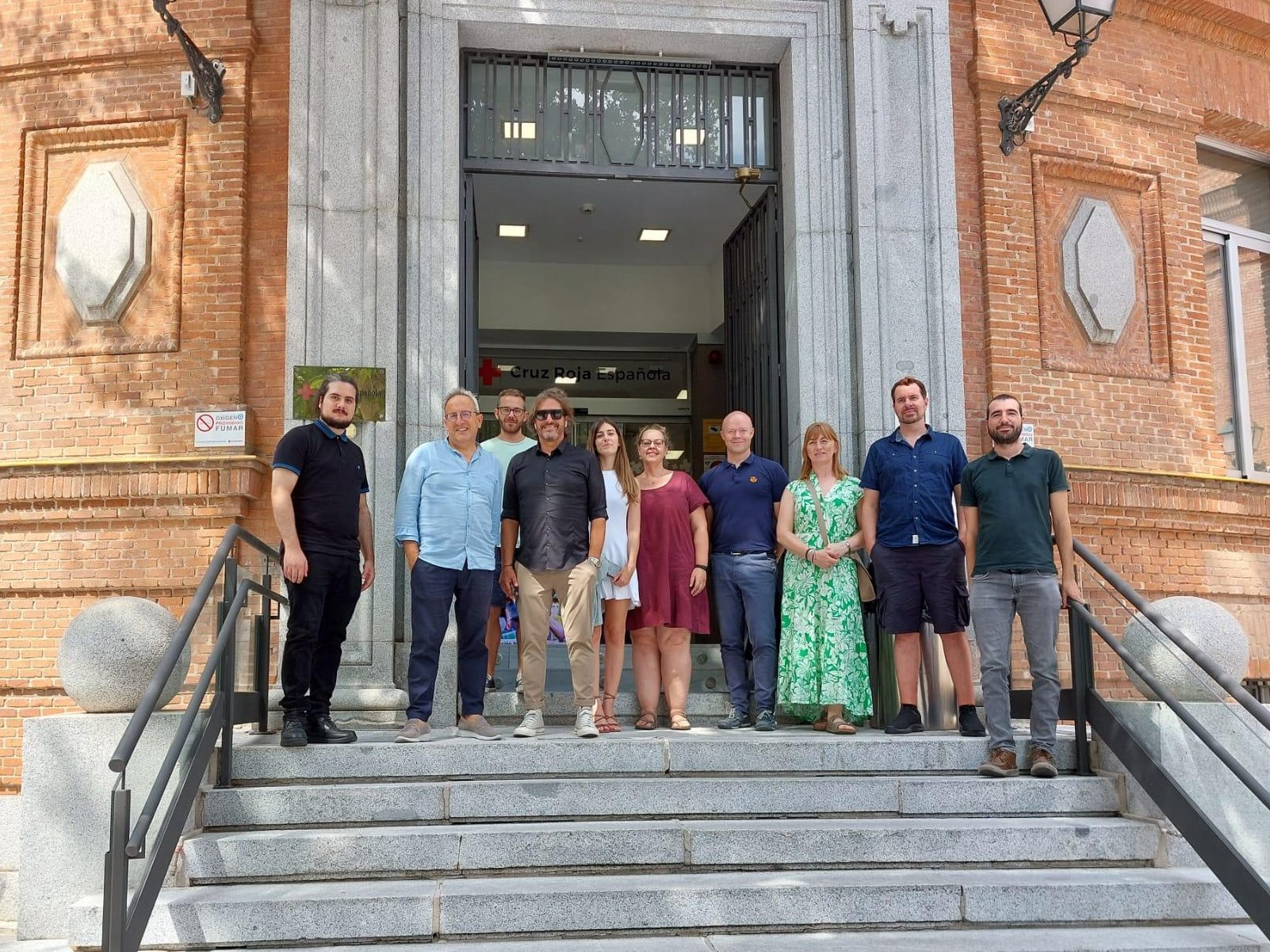 se ve al equipo del proyecto housing care en la puerta de las oficinas de cruz roja central y tecsos